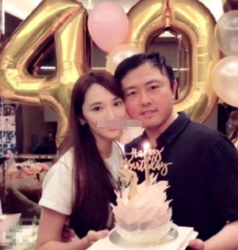 吴佩慈晒41岁庆生照,穿华丽长裙,温婉迷人尽显怀孕妈妈味道