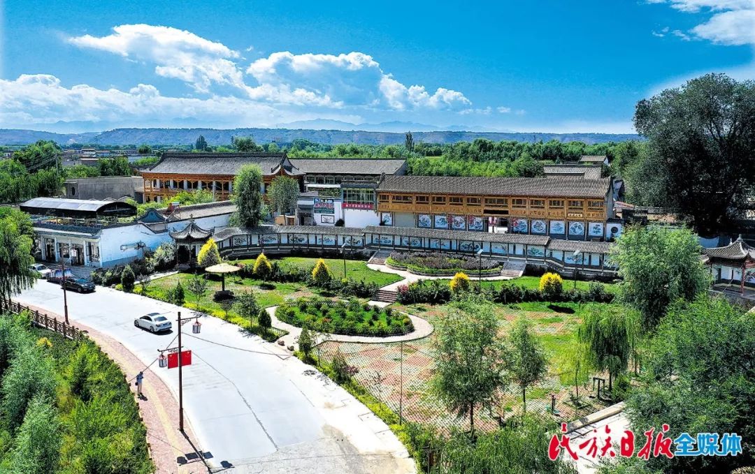 近年来,临夏县依托北塬塬头综合开发和紧邻农业科技园区观光采摘基地的优势,配套完善旅游基础设施,大力发展乡村旅游产业,在环塬路崔家至钱家段沿线,建成星级农家乐27家,吸引州内外游客休闲度假.
