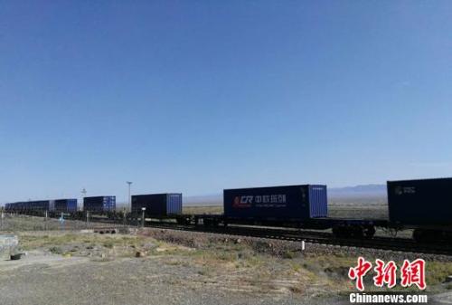 新疆阿拉山口：“国货送出去，洋货拉进来”