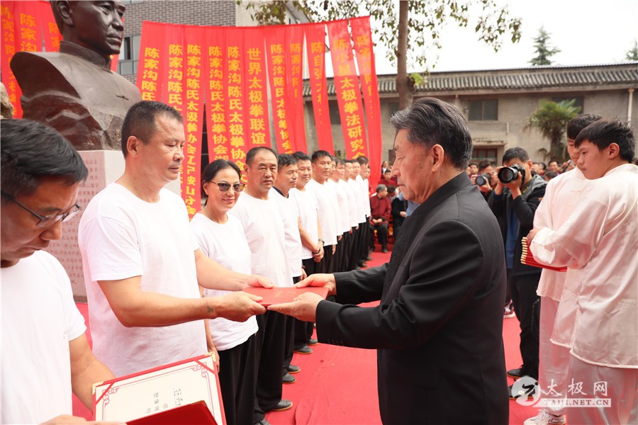 太极拳一代宗师陈发科铜像落成仪式于陈家沟太极拳学校隆重举行