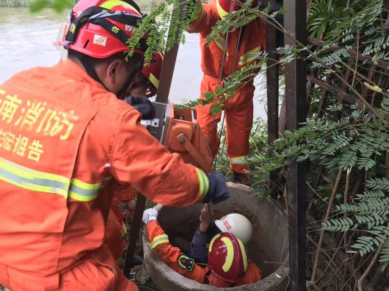 云南一缅甸籍务工男子坠入8米深井消防人员解救