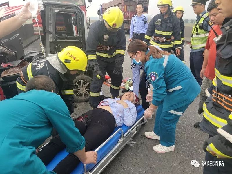 洛阳市208国道黄河大桥发生车祸 人员被困 消防员紧急