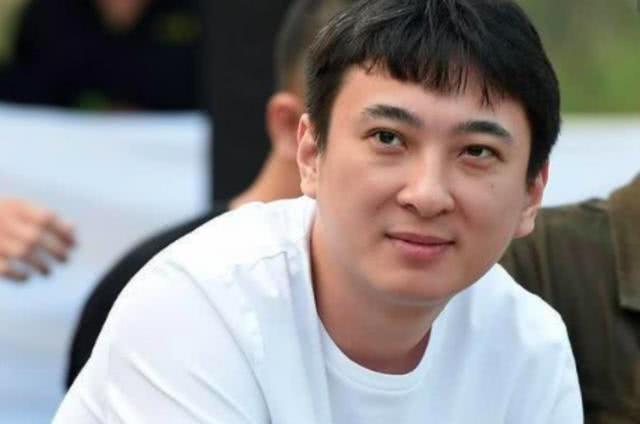 原创王思聪十一假期带新女友看大熊猫，两人手牵手，不避讳旁人目光