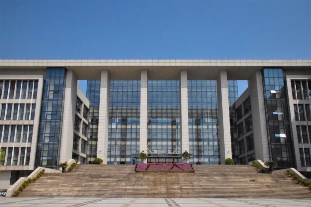 广州大学图书馆→广州大学校门←是更夯实的发展基础我得到的是更大的