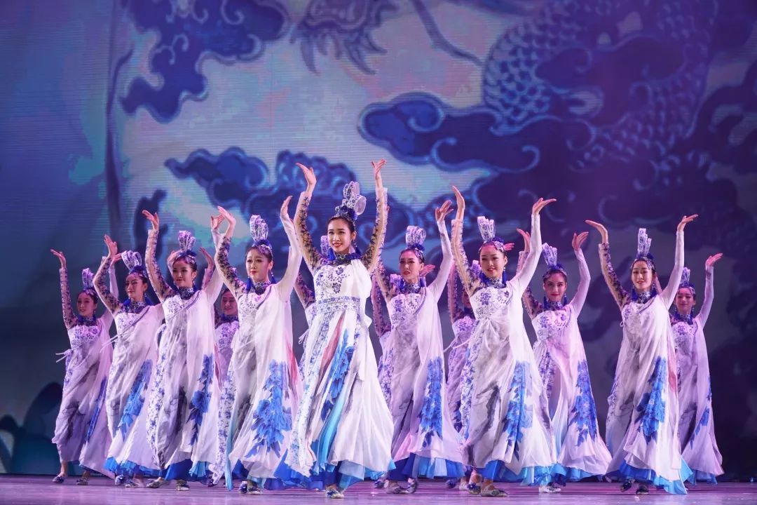 舞蹈《青花瓷韵》试图在中国舞的呼吸身法,典型动作中勾画出古老青花