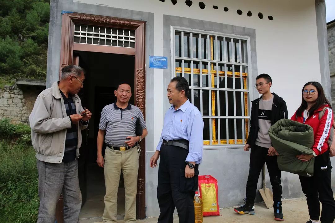 近日,彝良法院这10多人来到了树林村,只为了这事.