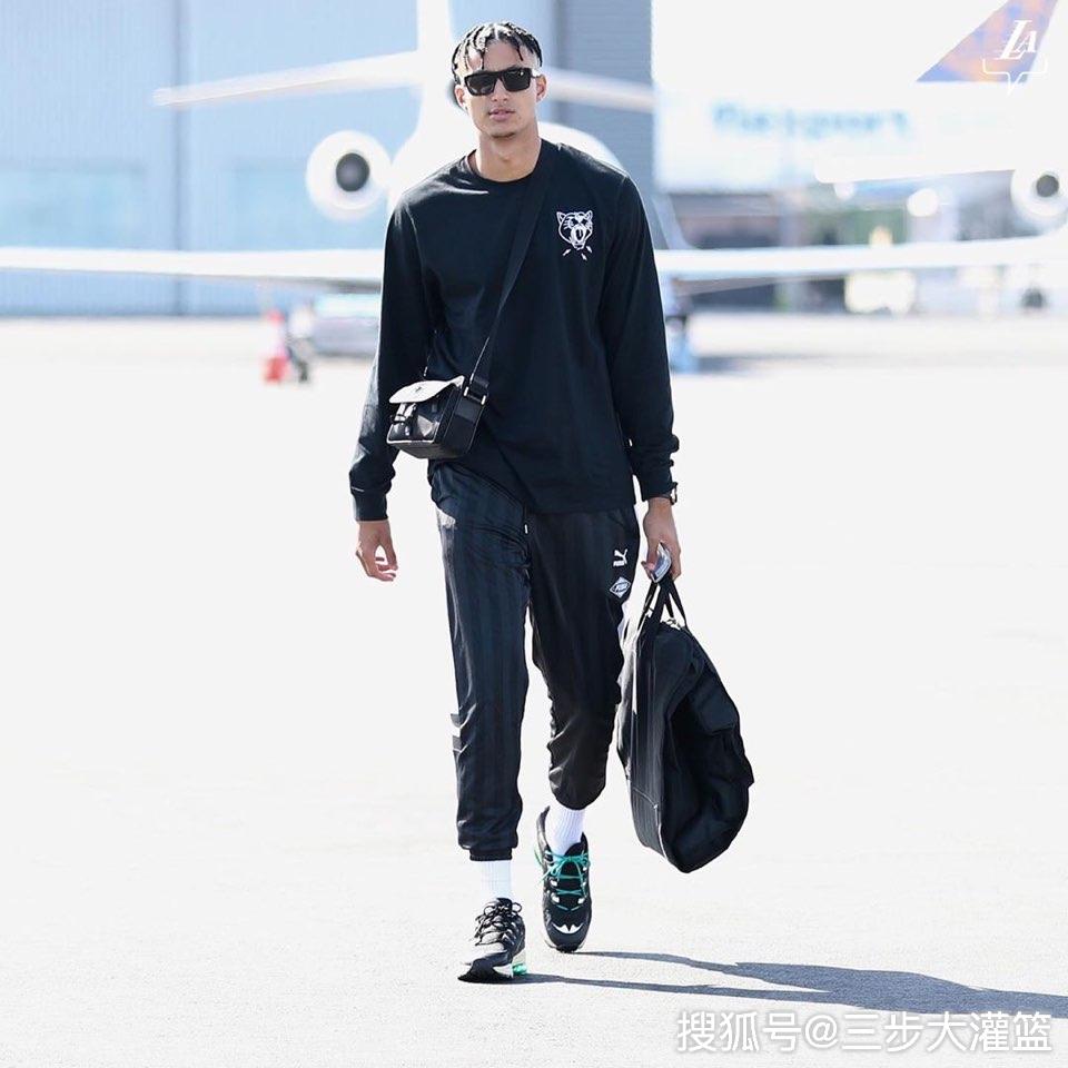 湖人官方发布球队登机照,明天湖人将客场对勇