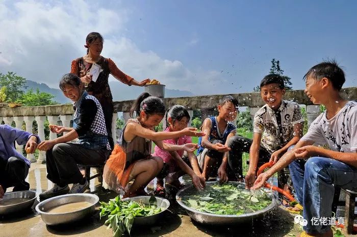 道真有多少人口_道真农村人蹲在门口吃饭,现在却已经成为了美好的回忆