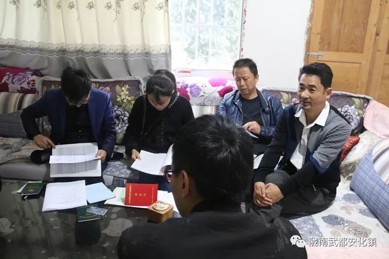 安化贫困人口_贫困山区的孩子图片
