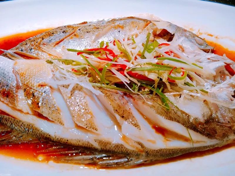 老陕葫芦鸡,清蒸海鲈鱼,泡椒鱼皮,深山野菌汤.
