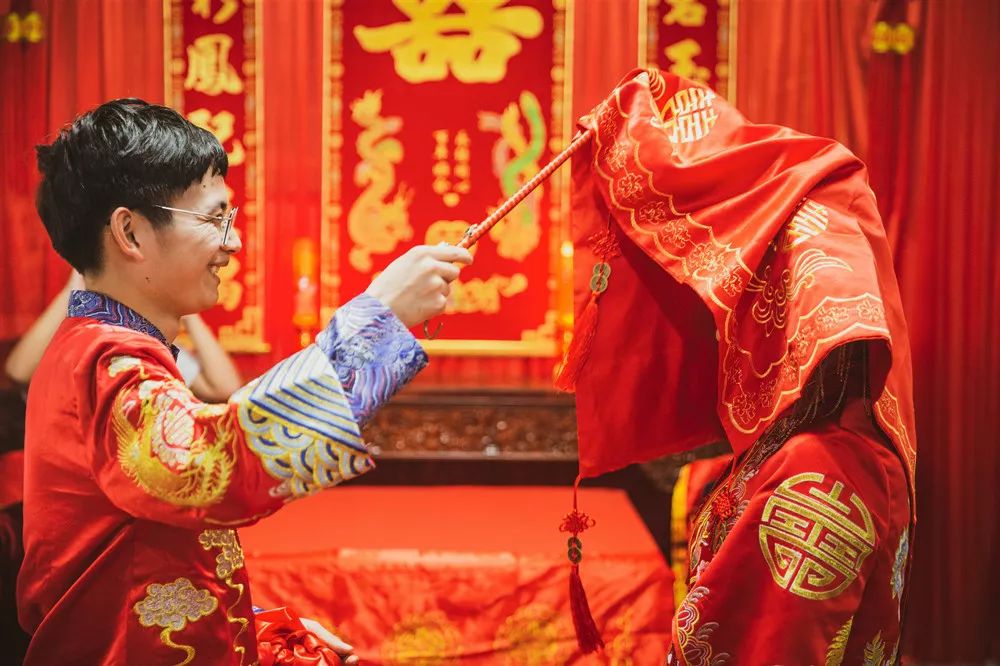 第十幕:交杯酒"喜字当头笑在口,新人要喝交杯酒(请伴娘呈上交杯酒)