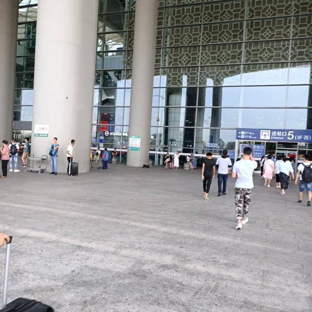原创实拍广州最大高铁站,广州南站:人流量不大,位置有空缺