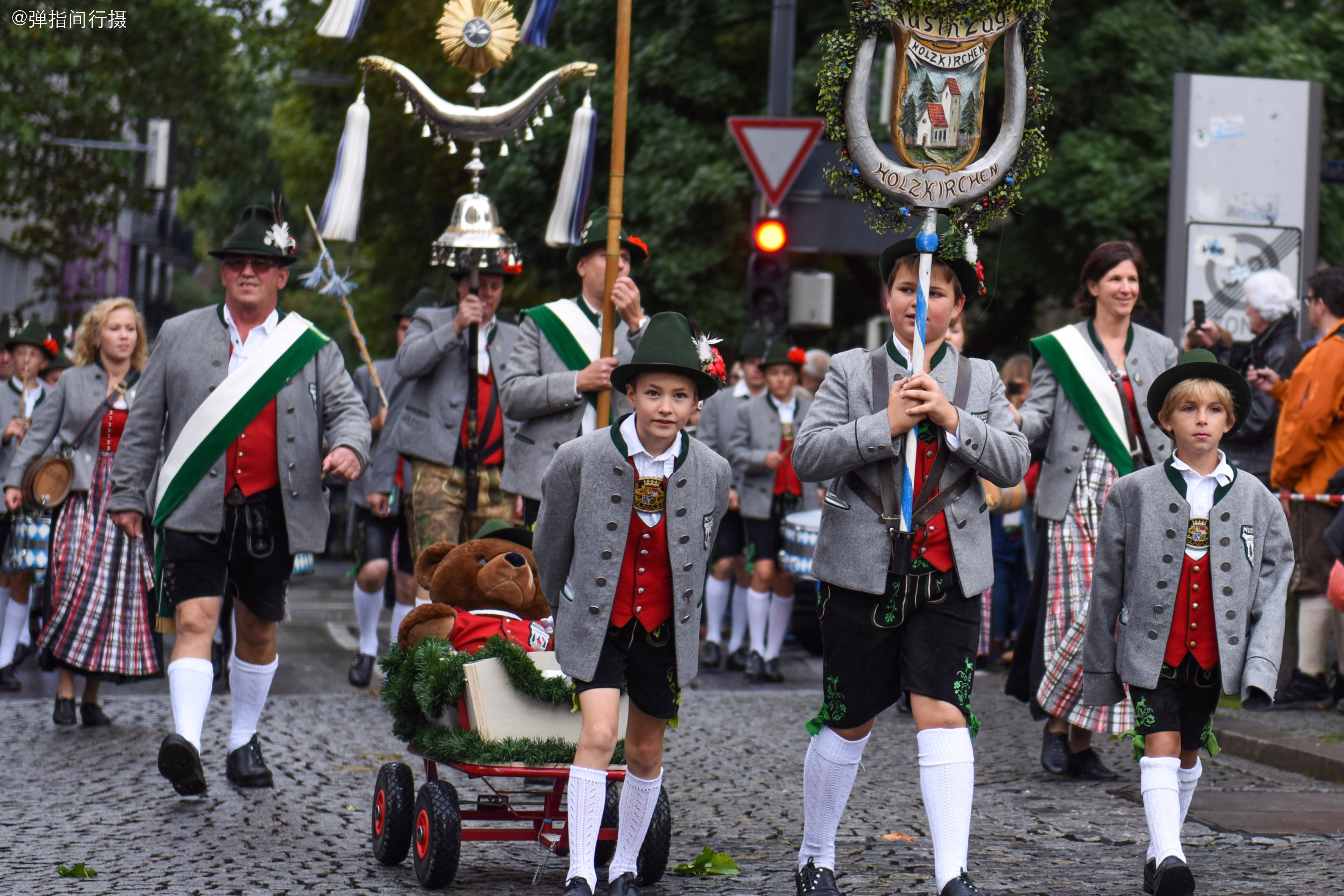 原创高度发达的德国,全民传承传统文化,爱穿民族服装游行狂欢