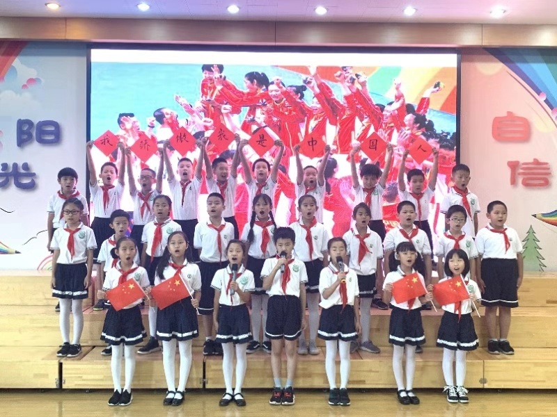 「新京报」北京小学生同唱红歌庆祝国庆