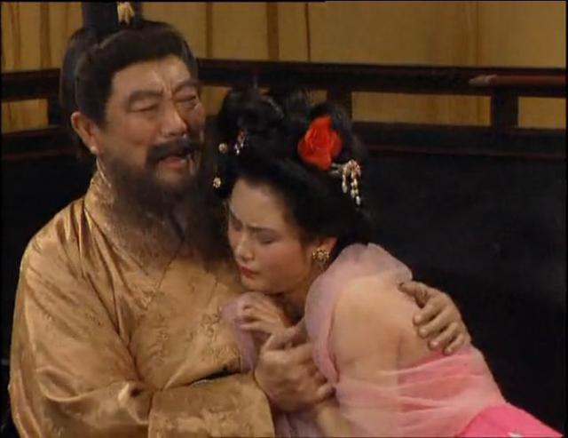 次日李儒见董卓反悔,又劝言,不料董卓甩起脸色,反问道:"汝之妻肯与