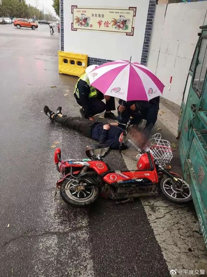 平度青岛路与苏州路路口发生一起电动车碰撞事故 平度交警为受伤群众