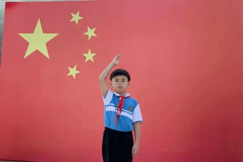 童颜合影 | 与国旗同框 向祖国告白
