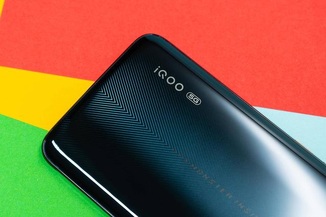 不瞒你们说,有了iQOO Pro 5G版,家里的充电宝都省了