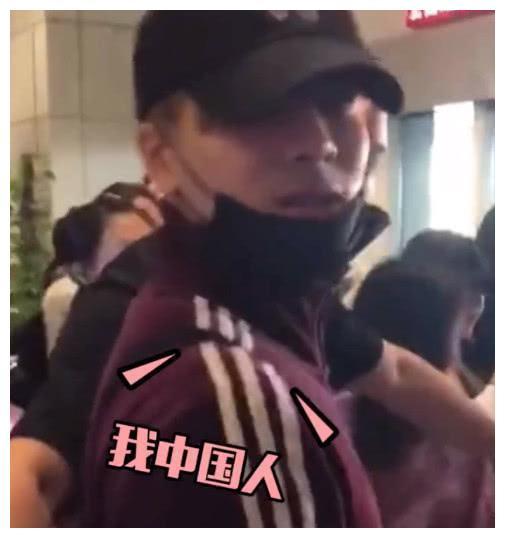 粉丝用英文表白,王嘉尔转头说了4个字,百万网