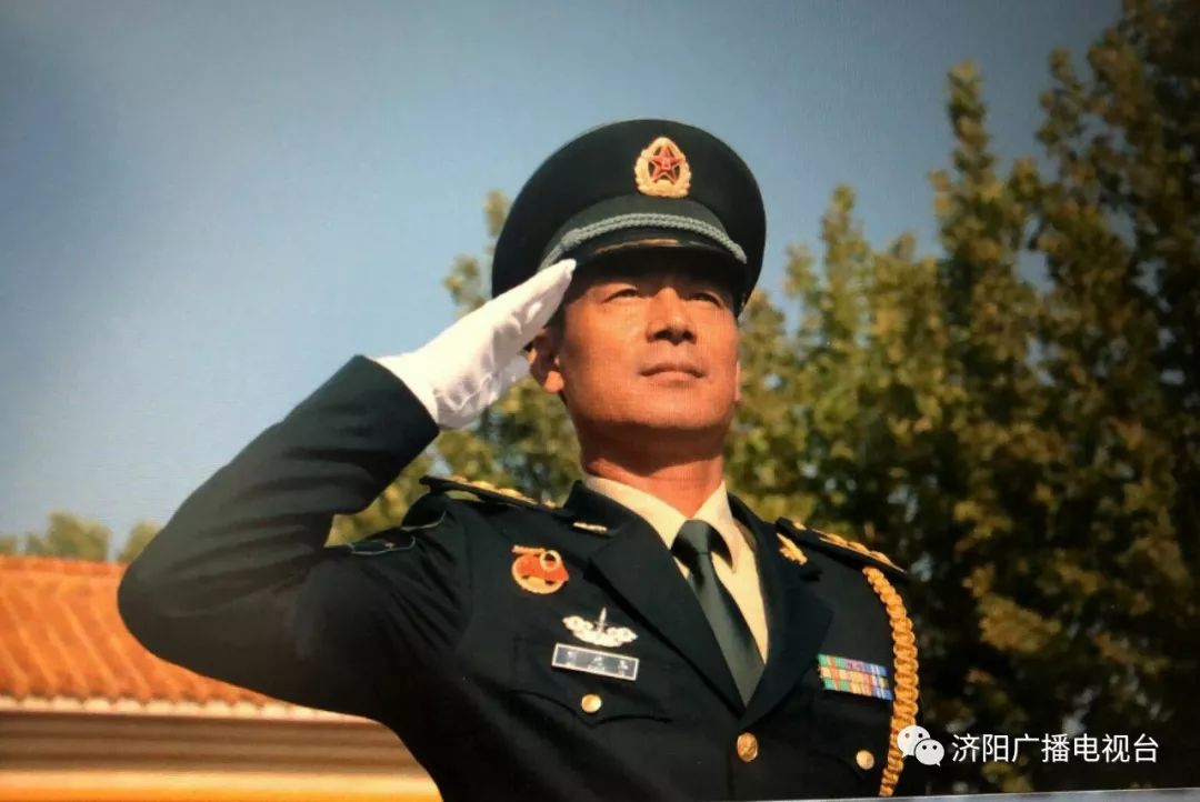 在阅兵式上,领导指挥方队首次组队参阅,352名将,校,尉军官来自军委