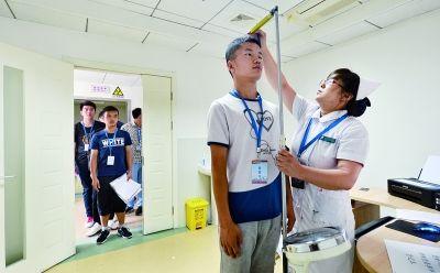 「母婴参考」家有男孩，这个问题不解决，补再多钙都白搭，娃很难突破一米八