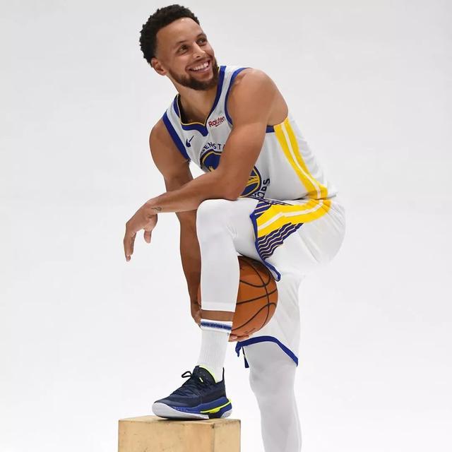 库里的定妆照拍摄上脚了他的下一代签名战靴  under armour curry 7.