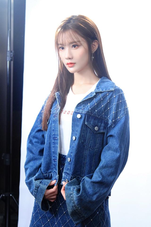 她被《创造101》淘汰,今穿牛仔套装裙配黑色短靴,星味十足_陈意涵