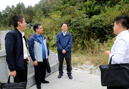 区领导陈贤德,杨勇参加调研 在天子山景区,郑小胡与天