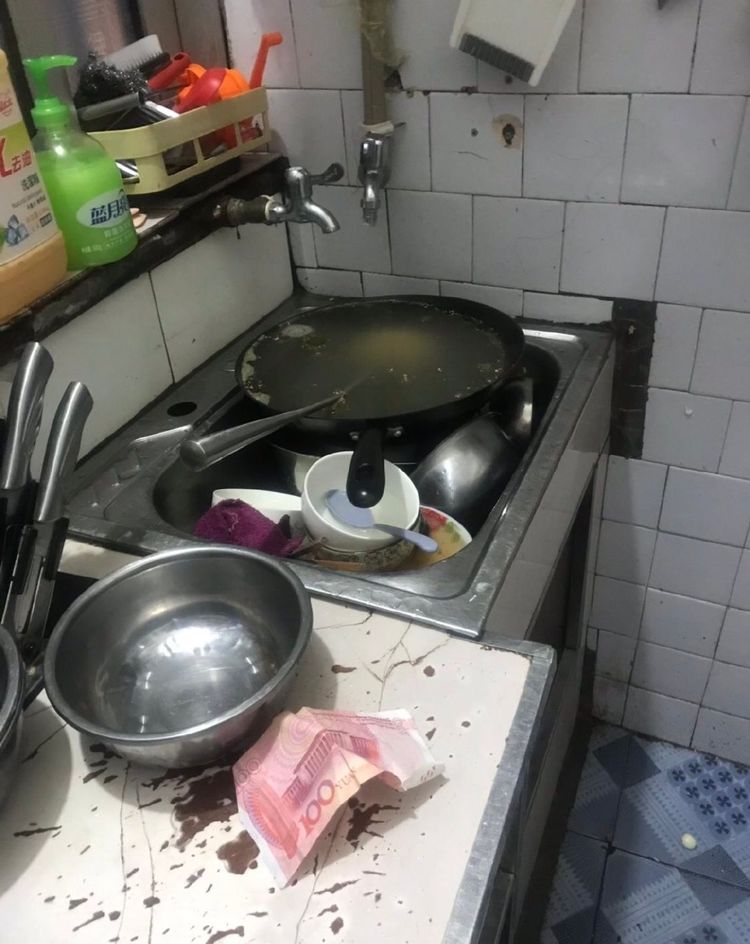 4.中午吃完饭,叫男友洗碗,他说要休息一下,等我到厨房的时候.