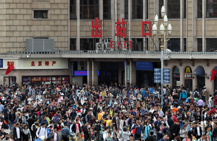 国庆长假将结束火车站迎来返京高峰|组图