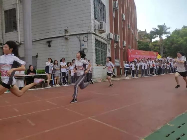 指导纠察队员们维持纪律运动员代表致辞泉州七中副校长张然致开幕词