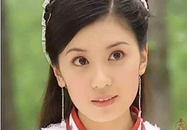 贾静雯首夺视后,现场美照引人感叹45岁还能美成这样