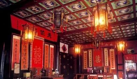 东方圣城---曲阜孔府门前对联有2个错别字?