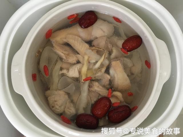 什么药材炖乌鸡最好 94901961648944a5a7281a3d5cc756dd.jpeg