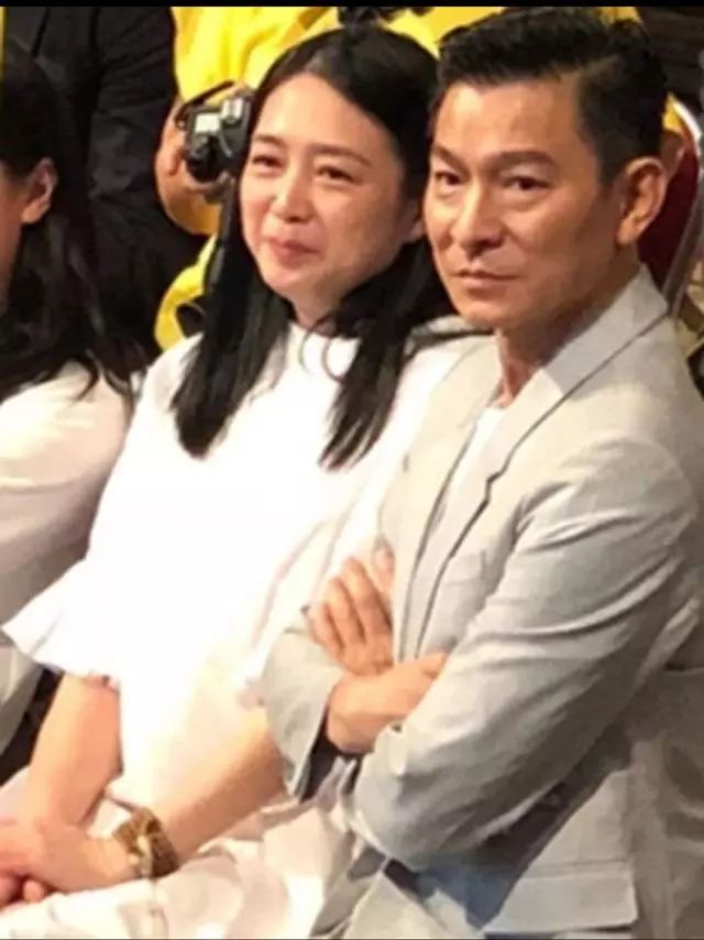 9月27日,刘德华在新加坡开演唱会,53岁妻子朱丽倩也惊膊现身.