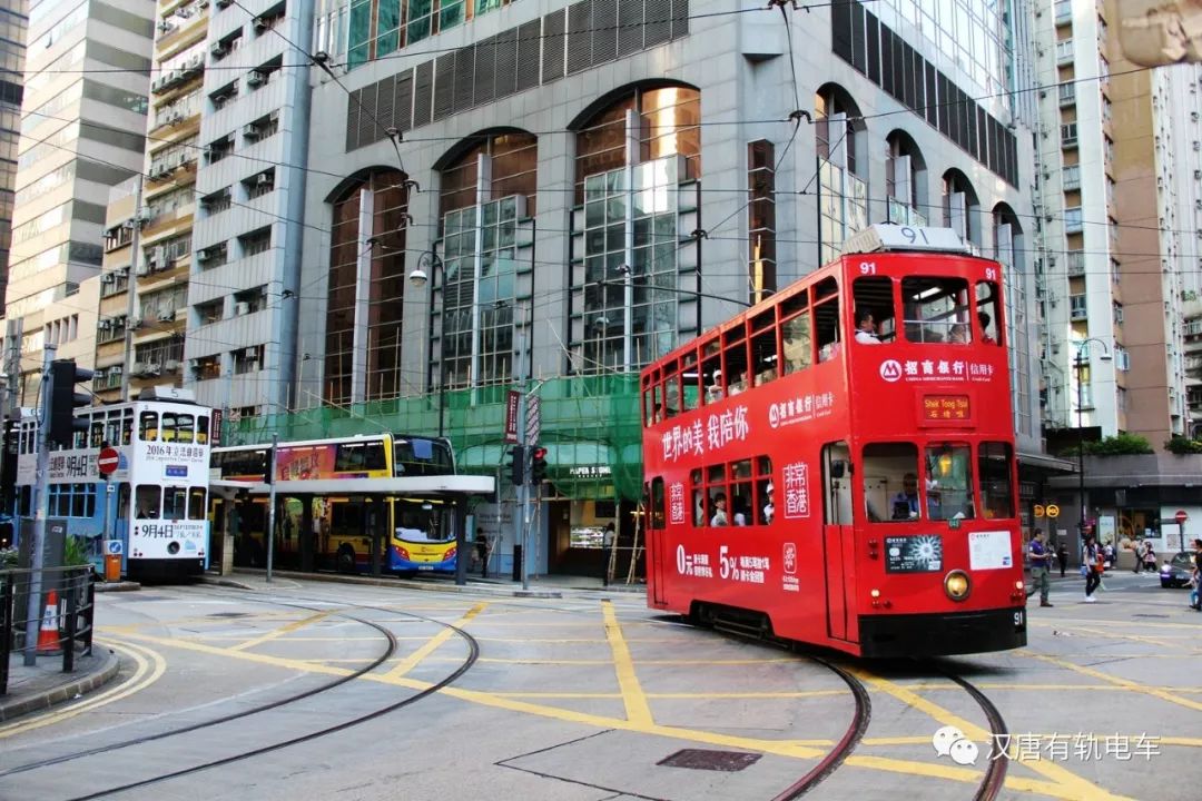 香港开通有轨电车,由于客流较大后改为双层车厢.