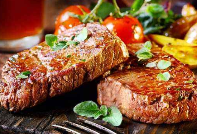 朋友吃牛排,坚持要十分熟,服务员一脸尴尬,老板