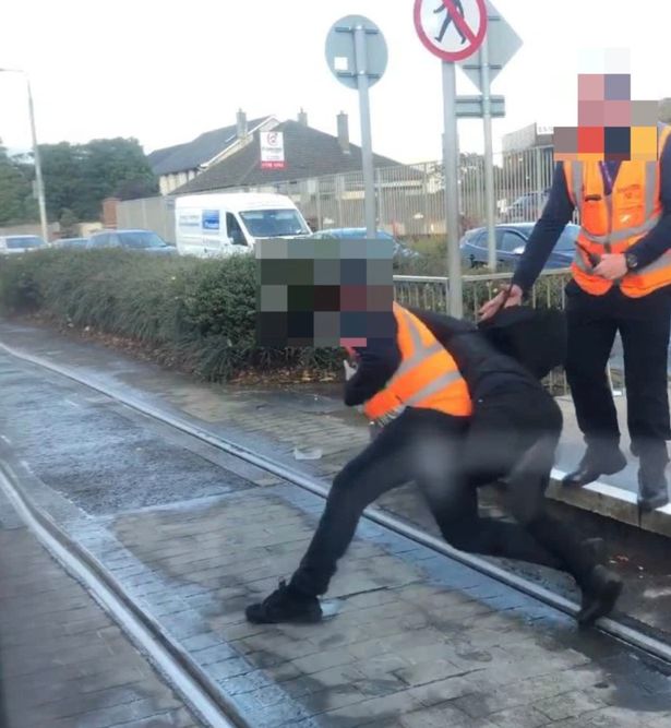 爱尔兰一检票员将一名少年摔倒在地被批滥用职权