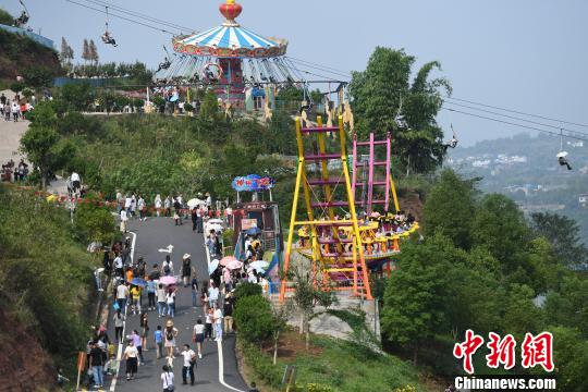 图为设立的山上的游乐场人气旺. 陈超 摄