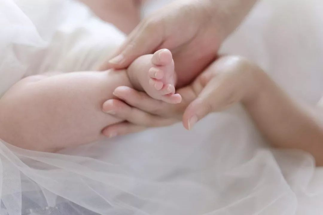 「月子餐30天食谱」新生儿打嗝不止怎么办？这些看似荒唐的举动竟然能止嗝，家长别错怪了月嫂哦！