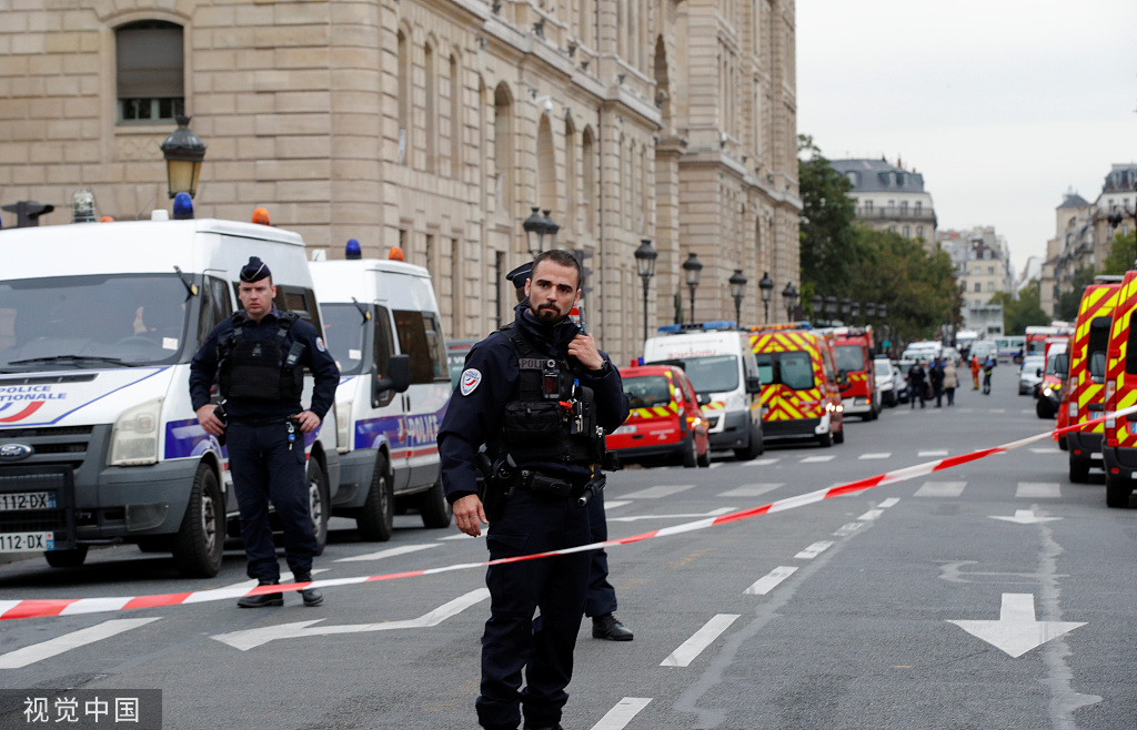 “巴黎警察总部袭击者或受极端思想影响”