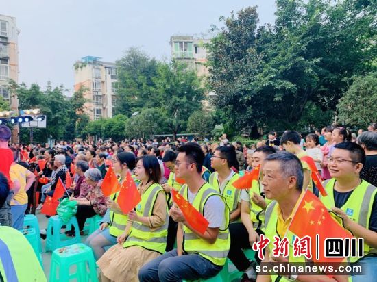 中建五局三公司携手社区居民庆国庆