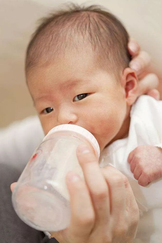 「月子餐30天食谱」新生儿打嗝不止怎么办？这些看似荒唐的举动竟然能止嗝，家长别错怪了月嫂哦！