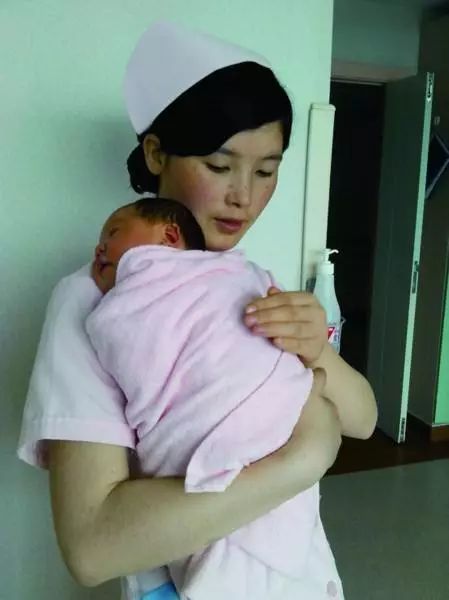 「月子餐30天食谱」新生儿打嗝不止怎么办？这些看似荒唐的举动竟然能止嗝，家长别错怪了月嫂哦！