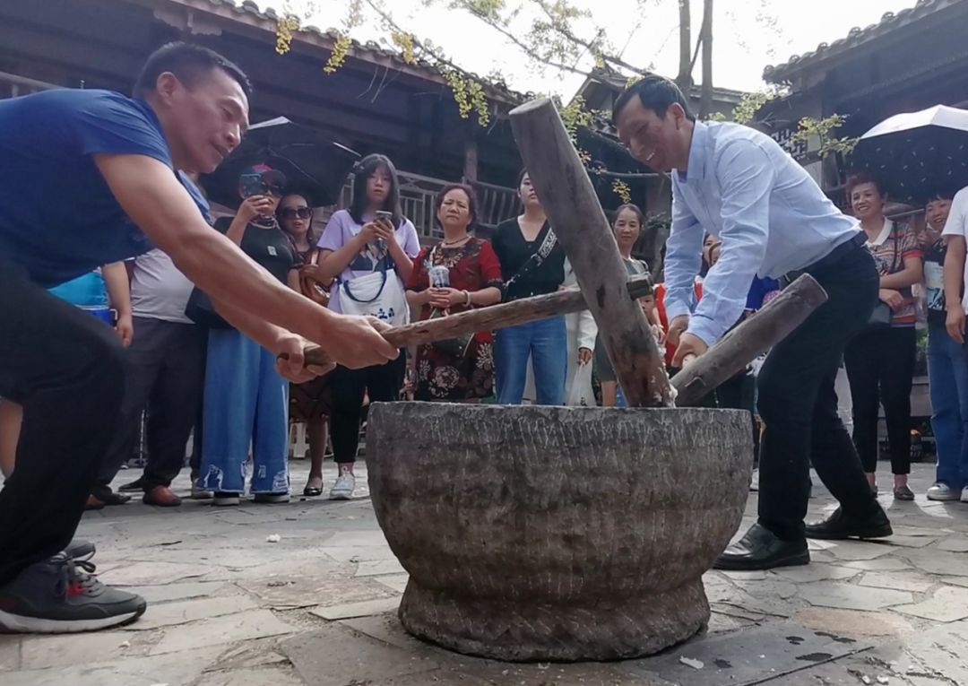 打糍粑拦门酒快来这里感受浓浓的黔南民俗风情