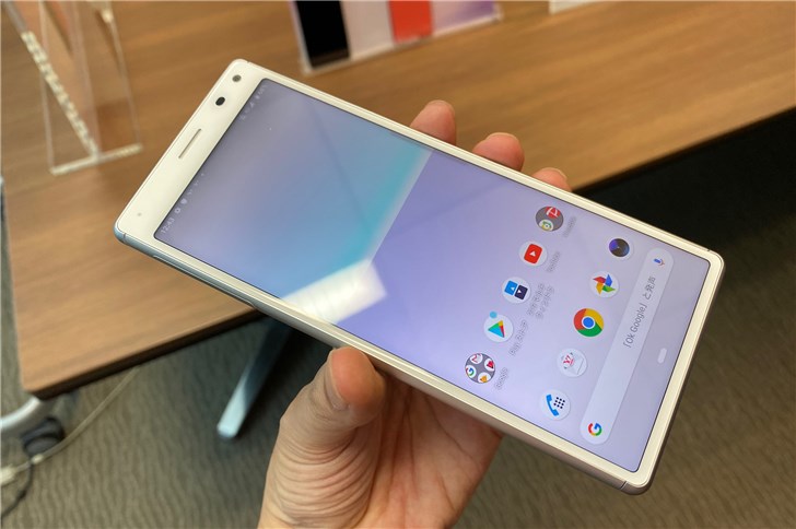 索尼xperia 8真机实拍图:黑白橘青四种配色