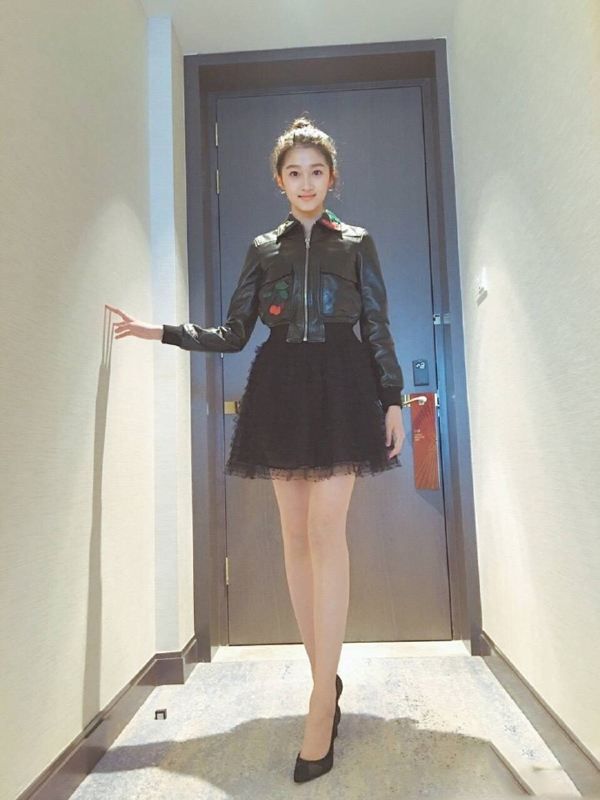 皮衣搭配纱裙的感觉 20f831e02f784f70b3a027b04ceeabb0.jpeg