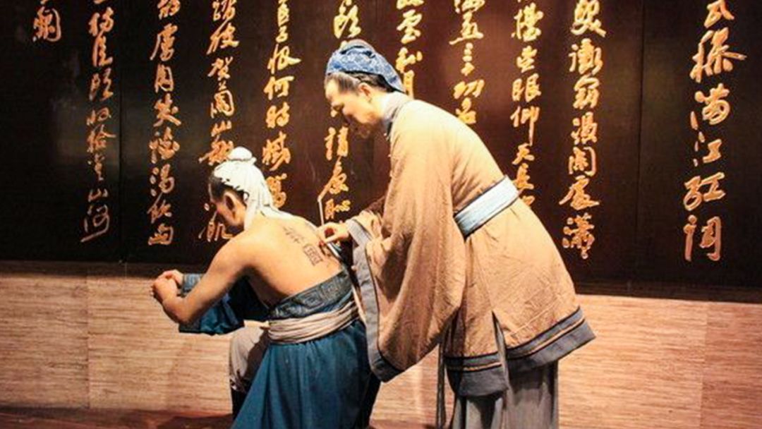 两个古人背对背拿着书卷猜成语_背对背图片(3)