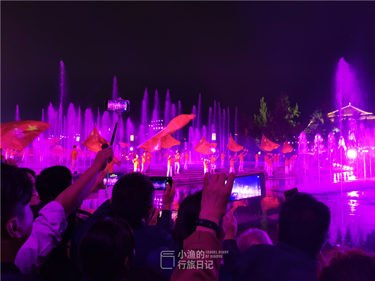 国庆最后一天晚上 西安网红景点依然人山人海 看看有多火 游客