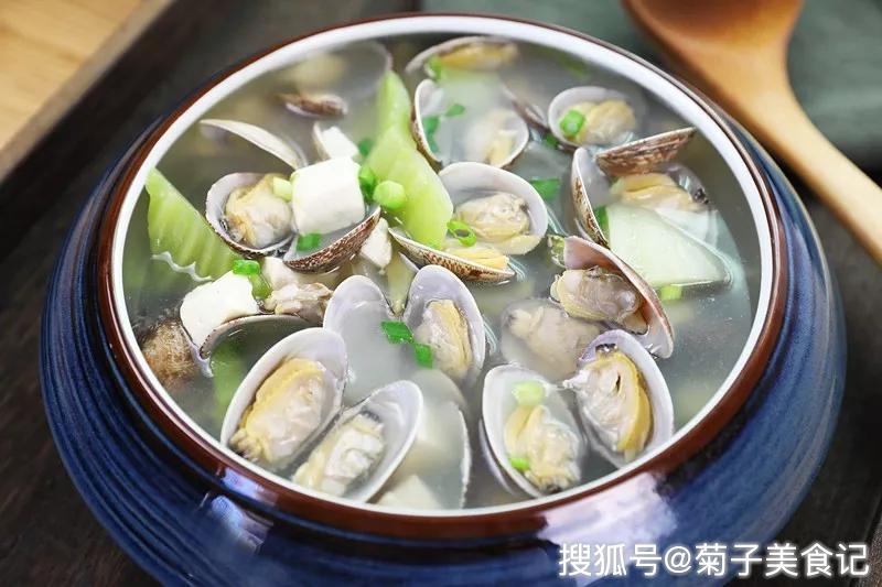 500克/芥菜 200克/小葱 1棵/生姜 少许/盐 少许第二步:将蛤蜊用盐水